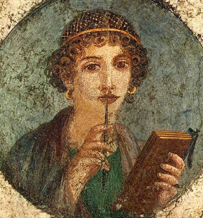 Bir duvar resminde; kalem ve ahşap tablet kullanan genç bir kadın